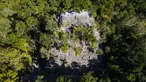 Pemandangan udara areal Piramida La Danta di situs arkeologi El Mirador, San Adres, Guatemala, 17 Januari 2023. Salah satu piramida terbesar di dunia tersebut ditemukan di antara hutan yang luas Guatemala berkat bantuan teknologi. (Carlos ALONZO/AFP)