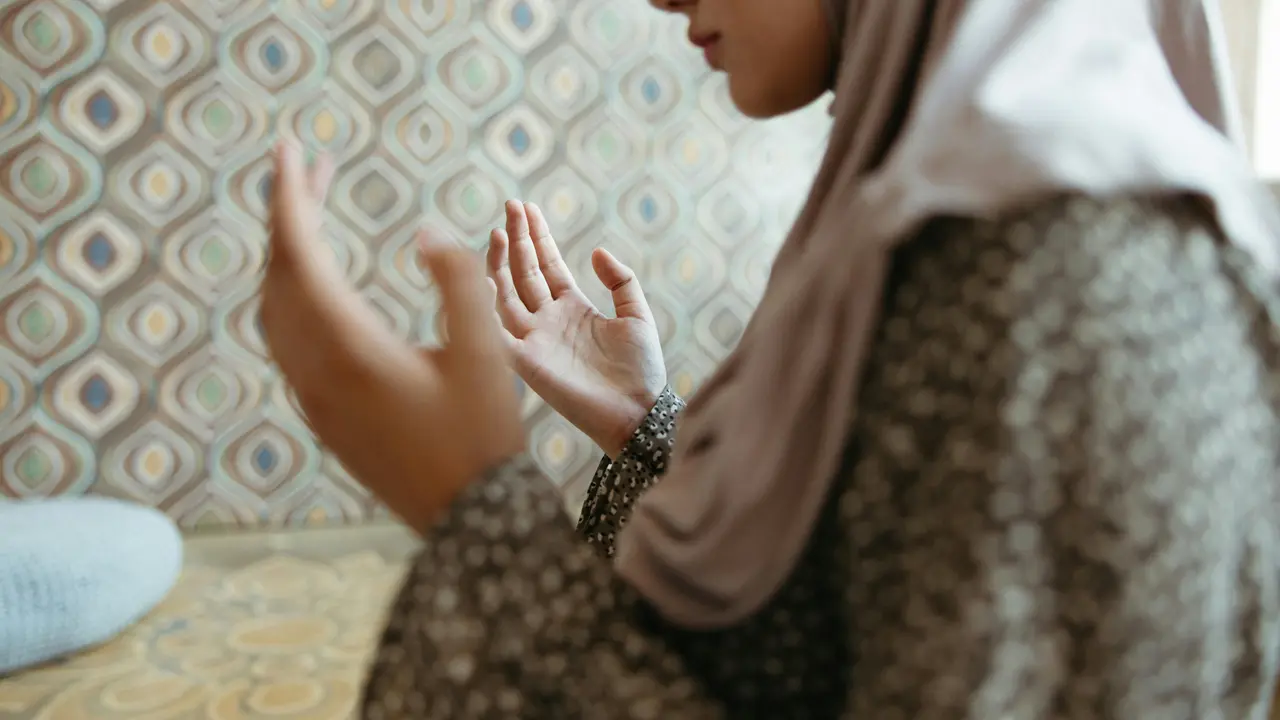 Wanita sedang berdoa