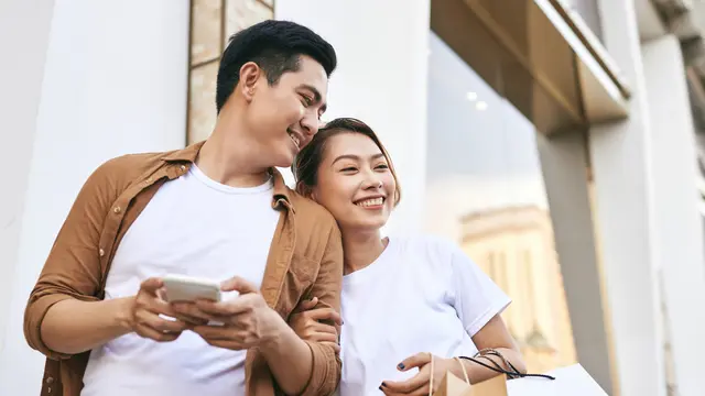 perempuan dan pasangan april pesona
