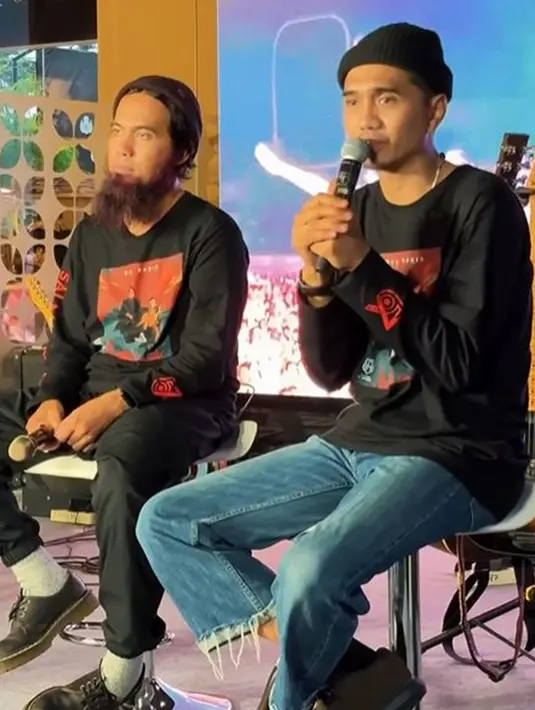 Dengan dirilisnya "Hey Dunia", reuni Duta dan Sakti setelah sekian lama menjadi momen yang sangat dinantikan. Lagu ini tidak hanya membawa nostalgia bagi penggemar Sheila On 7, tetapi juga menghadirkan pesan mendalam yang relevan dengan perjalanan spiritual banyak orang. (Liputan6.com/IG/@salman_al_jugjawy)