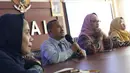 Kepala sekolah tempat anak tersangka artis pengguna sabu NN, Syamsudin (kedua kiri) memberi keterangan terkait kasus dugaan perisakan di Jakarta, Selasa (23/7/2019). Bersama perwakilan sekolah, KPAI membantah kasus dugaan perisakan yang menimpa anak tersebut. (Liputan6.com/Helmi Fithriansyah)