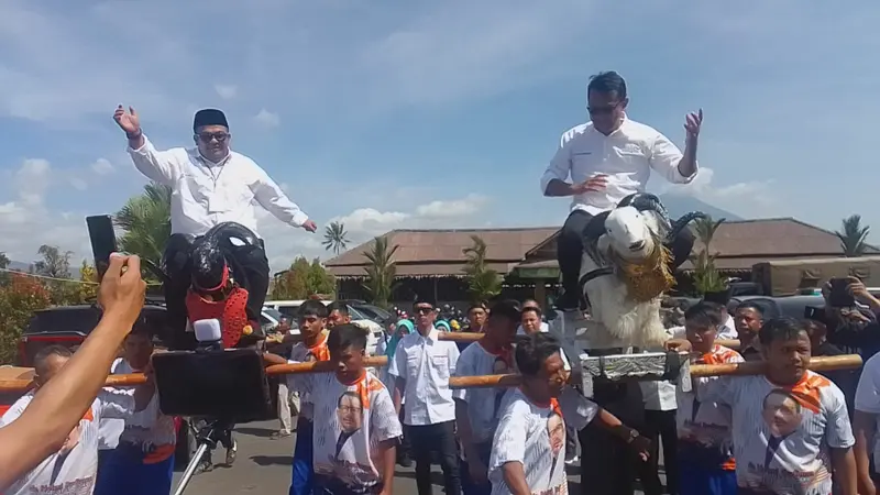 Tradisi kesenian dodombaan mengantarkan pasangan incumbent Helmi Budiman-Yudi Nugraha menjadi bakal calon pertama yang mendaftar di KPUD Garut dalam pilkada Garut 2024. (Liputan6.com/Jayadi Supriadin)