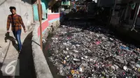 Warga melintas di kawasan Tanah Abang, Jakarta, Kamis (5/1). Namun, keberhasilan pemerintah menekan angka kemiskinan saat ini dibayang-bayangi oleh tingginya kesenjangan antar penduduk di kawasan perkotaan dengan di pedesaan. (Liputan6.com/Angga Yuniar)