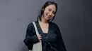 Meski OOTD-nya tampak simpel, namun tak dipungkiri Clairine Clay tetap modis dan stylish. Sibuk urus buah hatinya, Clairine Clay ikat sembarang rambutnya dengan gaya dicepol. Pamer senyum lebar, artis kelahiran 16 Agustus 1995 ini sangat manis. Melalui laman Instagramnya, Clairine Clay aktif unggah potret dirinya meski baru saja melahirkan anak pertamanya. (Liputan6.com/IG/@clairineclay)