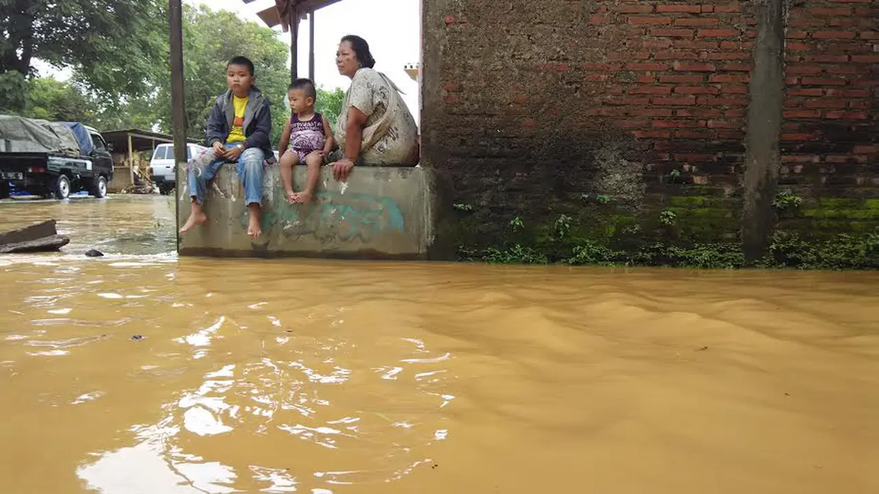 Banjir Rendam Ratusan Rumah di Jepara, Warga Tetap Bekerja