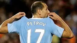 Selebrasi winger Manchester City, Martin Petrov setelah mencetak gol di laga Trophy Joan Gamper ke-44 melawan Barcelona di Nou Camp, Barcelona, 19 Agustus 2009. AFP PHOTO/JOSEP LAGO