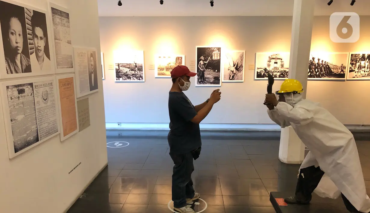 Petugas memotret karya dalam Pameran Fotografi dan Grafis bertajuk “Indonesia Bergerak: 1900-1942“ di Galeri Foto Jurnalistik Antara, Pasar Baru, Jakarta, Selasa (8/9/2020). Pameran tersebut digelar secara virtual dalam rangka merayakan 75 Tahun Kemerdekaan RI. (Liputan6.com/Immanuel Antonius)