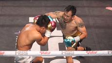 Rudy Golden Boy memberikan pukulan telak ke wajah Paris Pernandes pada laga HSS Series 6 di W Superclub Gatsu, Jakarta, pada Senin (10/11/2025) dini hari WIB. (Bola.com/M Iqbal Ichsan)