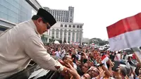 Prabowo menyapa pendukungnya saat kampanye di Medan.