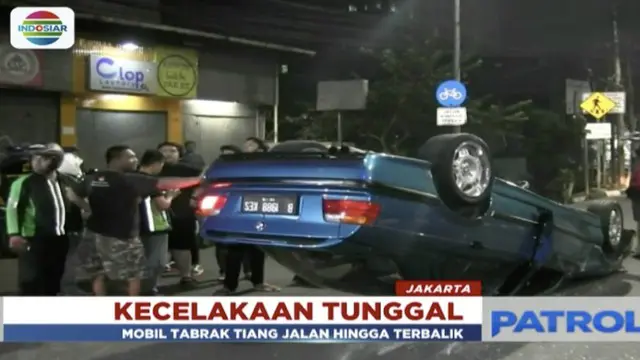 Diduga Ngebut, Mobil Sedan Tabrak Tiang Beton Jalan Layang Antasari