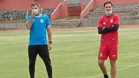 Pelatih kepala Bhayangkara Solo FC, Paul Munster (kanan) bersama direktur teknik Simon McMenemy dalam latihan di Stadion UNS, Kamis (25/2/2021). (Bola.com/Vincentius Atmaja)
