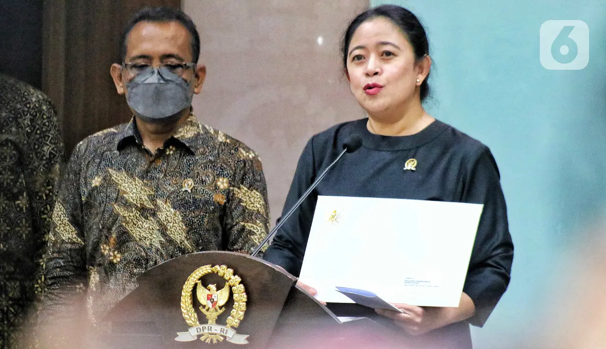 Ketua DPR Puan Maharani (kedua kanan) memberikan keterangan pers tentang Surat Presiden penunjukan Panglima TNI di Media Center DPR, Senayan, Jakarta, Senin (28/11/2022). Presiden Joko Widodo menunjuk Kepala Staf Angkatan Laut (KSAL) Laksamana TNI Yudo Margono sebagai calon Panglima TNI menggantikan Jenderal Andika Perkasa yang akan memasuki masa pensiun pada 21 Desember 2022 mendatang. (Liputan6.com/Angga Yuniar)