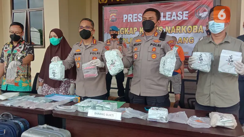 Polisi Tracking Transaksi Perbankan Pemilik 34 Kilogram Sabu. (Jumat, 11/03/2022). (Liputan6.com/Yandhi Deslatama).