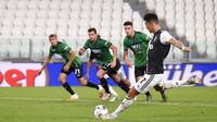 Striker Juventus, Cristiano Ronaldo, melepaskan tendangan penalti ke gawang Atalanta pada laga Serie A di Allianz Stadium, Minggu (12/7/2020). Kedua tim bermain imbang 2-2. (Fabio Ferrari/LaPresse via AP)