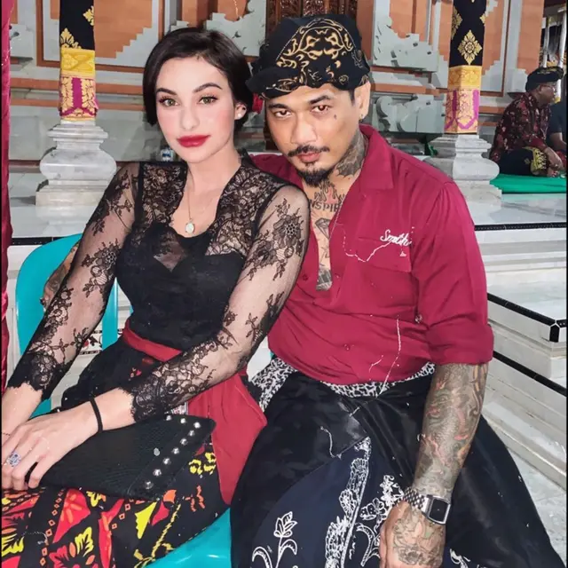 Pesona Istri Bule 5 Selebriti saat Pakai Kebaya, Tampil Menawan