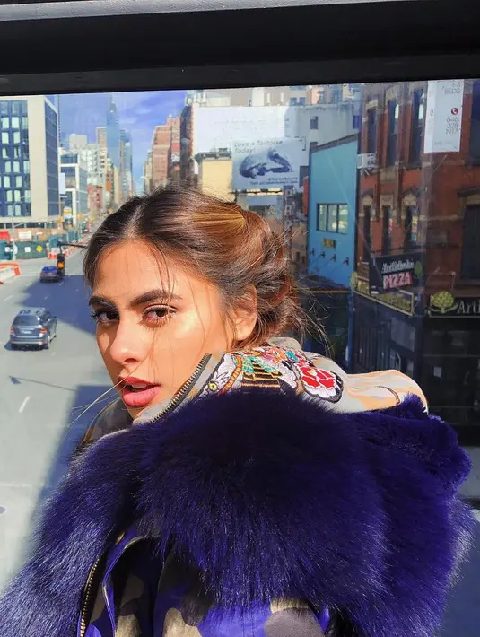 Tinggal di luar negeri, Valerie kerap memadupadankan busana yang ia pakai dengan mantel bulu. Meskipun mengenakan mantel bulu, akan tetapi penampilan Valerie tetap terlihat trendy. (Foto: instagram.com/valerieethomas)