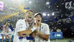 Pasangan artis Raffi Ahmad/Dion Wiyoko berselebrasi sambil berpose dengan piala berlian setelah memenangkan pertandingan Lagi-lagi Tenis di Tennis Indoor Senayan, Jakarta, Sabru (24/6/2023) dini hari. (Fimela.com/Bambang E Ros)
