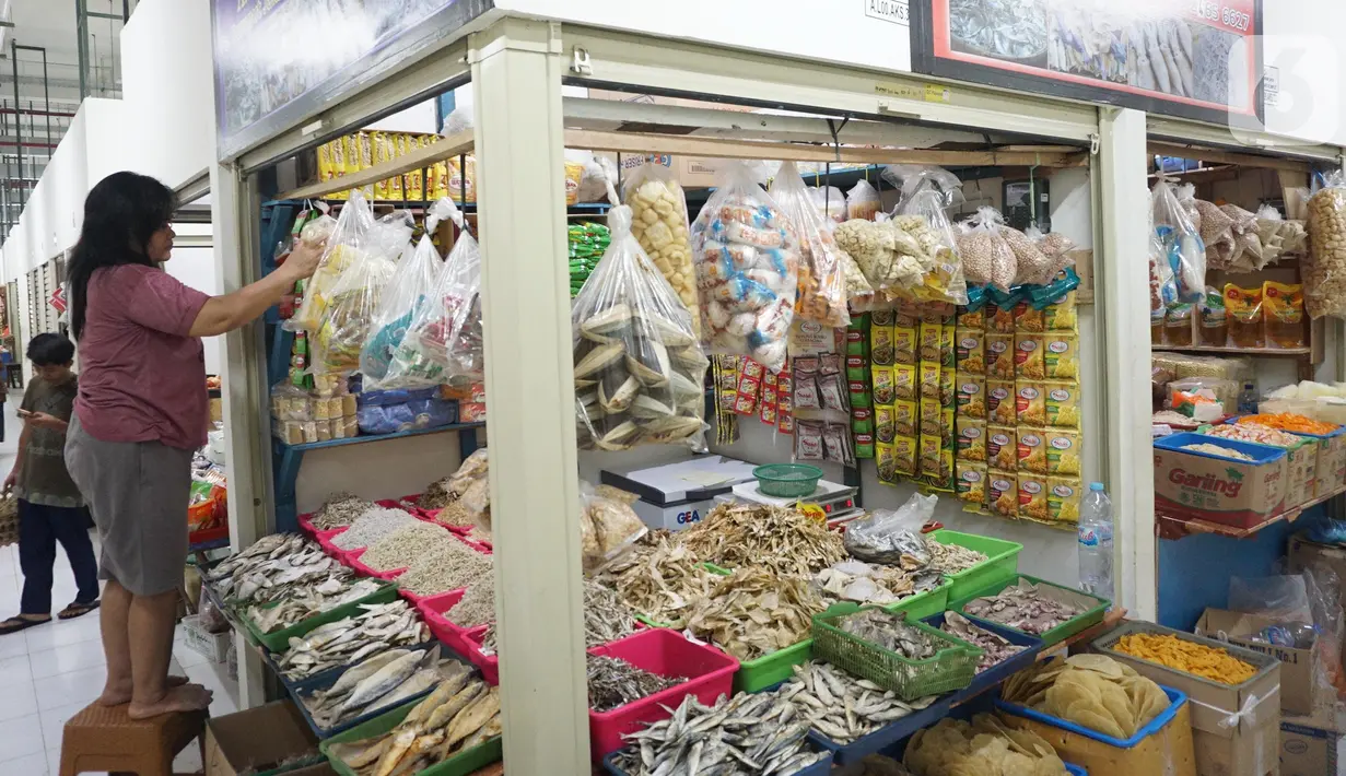Aktivitas pedagang pasar di Jakarta, Senin (28/10/2019). Badan Pusat Statistik (BPS) Provinsi DKI Jakarta mencatat sebagian harga komoditi di Jakarta mengalami penurunan yang menyebabkan deflasi sebesar 0,04 persen selama September 2019. (Liputan6.com/Angga Yuniar)
