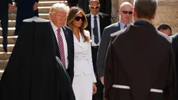 Presiden AS Donald Trump didampingi Ibu Negara, Melania Trump saat mengunjungi Tembok Ratapan di Yerusalem, Senin (22/5). (AP Photo/Evan Vucci)
