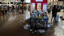 Pemogokan ini mengakibatkan tumpukan sampah yang tidak sedap dipandang dan berbau busuk menumpuk di stasiun. (Photo by Christophe SIMON / AFP)