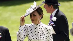 Kate Middleton tersenyum saat menghadiri hari keempat pertemuan pacuan kuda Royal Ascot di Ascot Racecourse, Ascot, Inggris, 17 Juni 2022. Kate Middleton tampil dengan gaun polkadot hitam-putih karya Alessandra Rich, rok midi-length lengan panjang, korset terbungkus, dan garis leher tinggi dengan kancing di bahu. (David Davies/PA via AP)