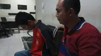 Toni yang mengaku sebagai simpatisan ISIS ditangkap petugas kepolisian saat menumpangi Bus Palembang (Liputan6.com / Nefri Inge)