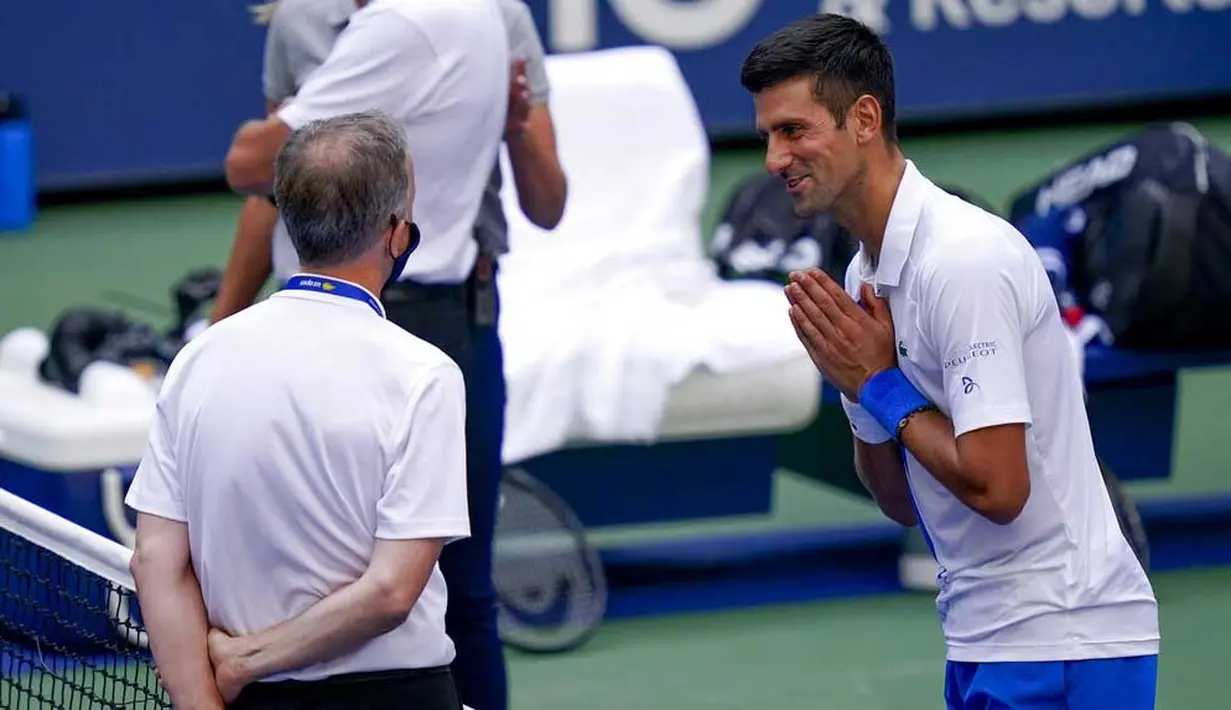 Petenis Serbia, Novak Djokovic, meminta maaf kepada wasit usai insiden bola mengenai hakim garis pada AS Terbuka, di Flushing Meadows, Senin (7/9/2020). Djokovic didiskualifikasi karena memukulkan bola tenis ke arah hakim garis. (AP/Seth Wenig)