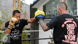 Petinju Indonesia, Daud Yordan (kiri) melakukan latihan jelang bertolak ke Uruguay di Jakarta, Selasa (17/5/2016). Daud Yordan menargetkan kemenangan KO dalam perebutan sabuk juara WBA Lightweight International. (Liputan6.com/Helmi Fithriansyah)