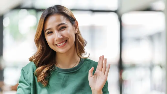 dewasa baju hijau bahagia