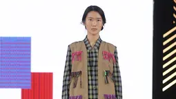 Model membawakan busana rancangan Amanda Indah Lestari di panggung Senayan City Fashion Nation ke-11, Jakarta, Rabu (12/4). Lewat label fesyen Lekat, Amanda memamerkan cuplikan koleksi fall/winter 2017 dengan tenun baduy. (Liputan6.com/Herman Zakharia)