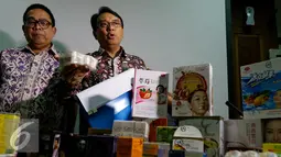 Kepala BPOM, Roy Sparringa menunjukam salah satu produk kosmetika yang diamankan Badan POM, Jakarta, Jumat (6/11/2015). Selain kosmetika berbahaya, BPOM juga mengamankan kosmetika palsu ber merk terkenal. (Liputan6.com/Yoppy Renato)