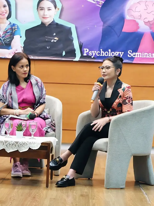 6 Inspirasi Outfit Baju Kantor Ala Prilly Latuconsina, Kasual hingga Formal