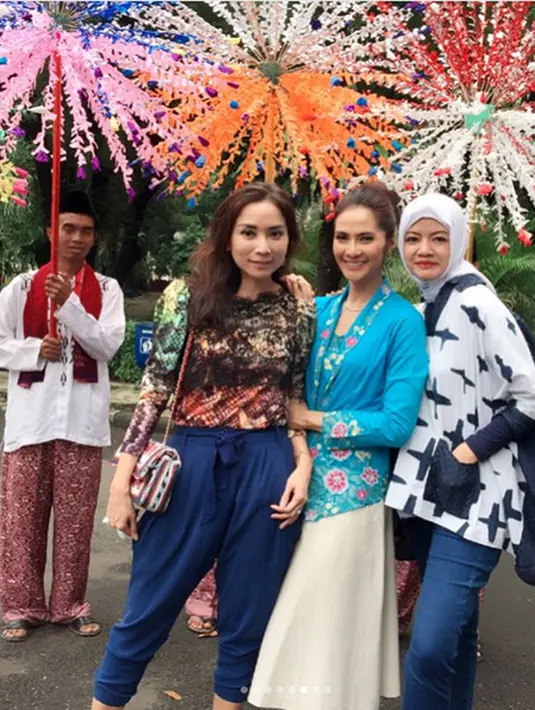 Acara sunatan berlangsung meriah. Dihadiri oleh kerabat dan sahabatnya. Edy didandani layaknya pengantin dari Betawi. Nuansa biru dipilih lantaran sunatan berbarengan dengan hari Autisme Dunia. (Instagram/maudykoesnaedi)