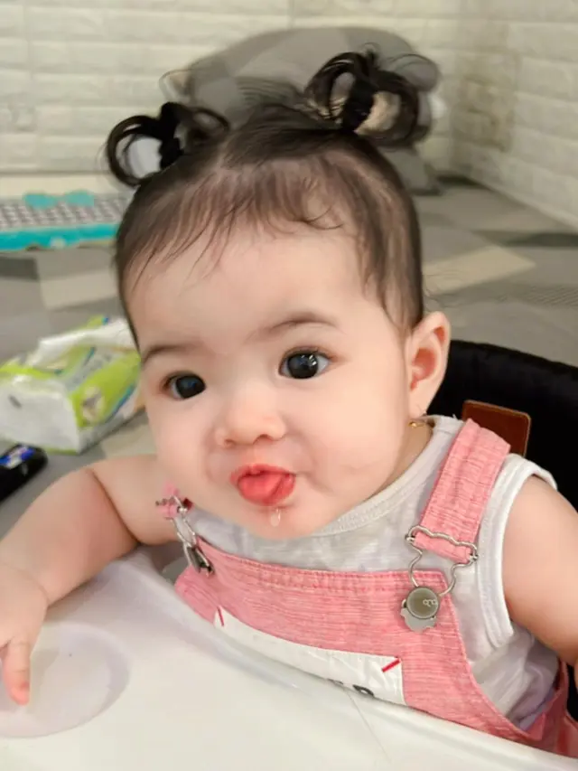 Potret imut Baby Kenes dengan rambut kuncir duanya (Instagram/nellakharisma)
