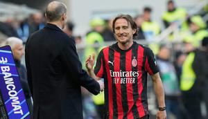 Pemain AC Milan, Luka Modric, berjabat tangan dengan pelatih AC Milan, Massimiliano Allegri, usai ditarik keluar pada laga Liga Italia antara AC Milan vs Verona di Milan, Italia, Minggu, 28 Desember 2025. (AP Photo/Luca Bruno)
