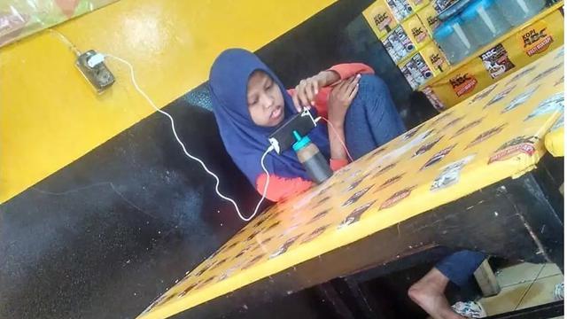 6 Cara Unik Nonton Film di HP Ini Bikin Geleng Kepala