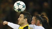 Gelandang Real Madrid, Gareth Bale, duel udara dengan bek Dortmund Sokratis Papastathopoulos, pada laga Liga Champions di Stadion Signal Iduna Park, Dortmund, Selasa (26/9/2017). Dortmund kalah 1-3 dari Madrid. (AP/Michael Probst)