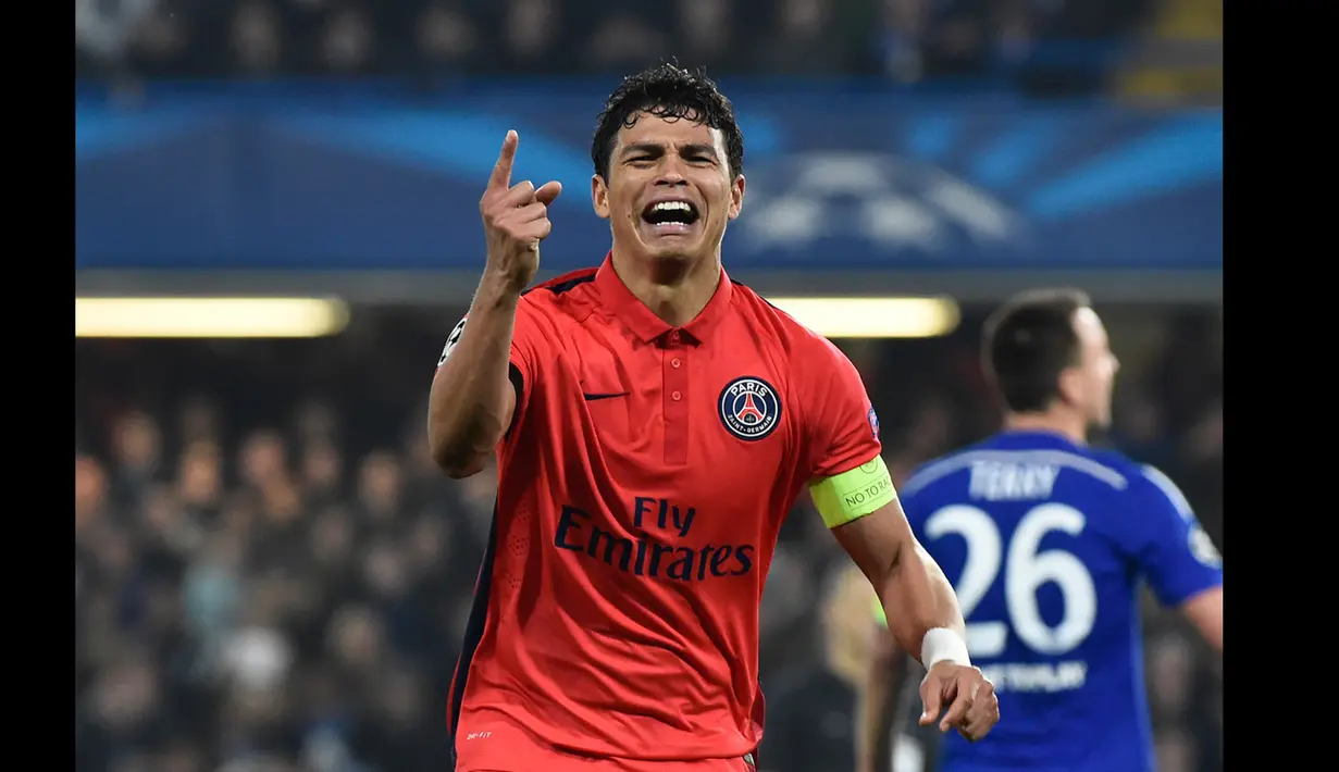 Bek Chelsea, Diego Silva merayakan gol usai mencetak gol ke gawang Chelsea pada leg kedua 16 besar Liga Champions di Stadion Stamford Bridge, London, Inggris (11/3/15) . Chelsea bermain imbang 2-2 dengan Paris St Germain. (Reuters/Stefan Wermuth)