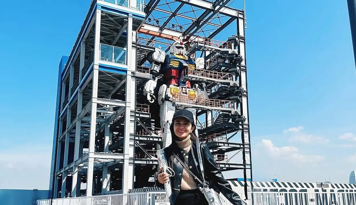 Enggak semua orang bisa menyaksikan Gundam ini dari dekat lho, karena hanya ada di Yokohama, Jepang. Untuk bisa ke Negeri Matahari Terbit, sudah pasti biayanya enggak sedikit. Ditambah masuk ke area ini pun perlu membeli tiket Rp180 ribuan.  (Liputan6.com/IG/@michelleziu)