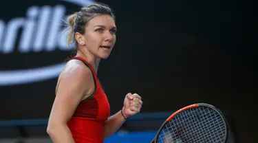 Ekspresi petenis asal Rumania, Simona Halep saat mendapat poin pada pertandingan melawan petenis Jepang Naomi Osaka di putaran keempat di kejuaraan tenis Australia Terbuka di Melbourne, (22/1). Halep menang 6-3, 6-2. (AP Photo / Ng Han Guan)