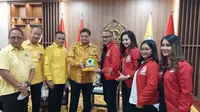 Pengurus DPP Partai Solidaritas Indonesia (PSI) menemui pengurus DPP Partai Golkar di Slipi, Jakarta Barat, Selasa (23/8/2022) malam (PSI)