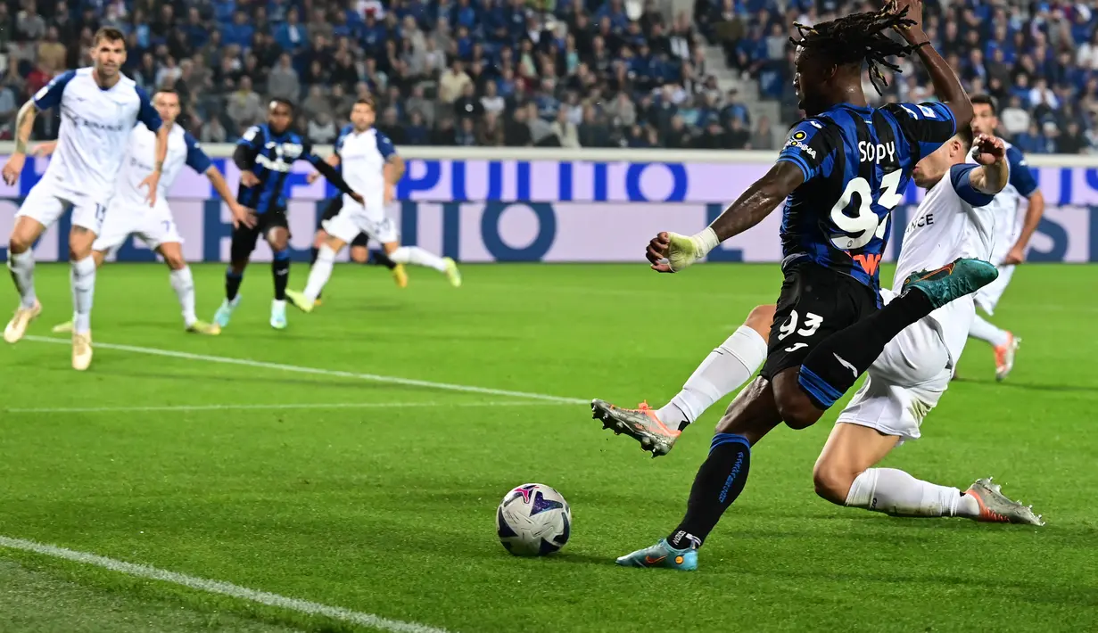 Bek Atalanta Brandon Soppy (Depan Kanan) mencoba untuk melewati bek Lazio Italia Nicolo Casale pada pekan ke-11 Liga Italia (Serie A) 2022-2023 di Gewiss Stadium, Italia, Senin (24/10/2022) dini hari WIB.  Lazio naik ke peringkat ketiga, mengusir Atalanta dari zona tiga besar klasemen sementara. (Photo by Miguel MEDINA / AFP)