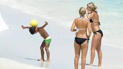 Cristiano Ronaldo Jr main sepak bola di pantai Bahama. (Splash News via Daily Mail)