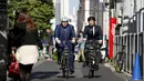 Walikota London Boris Johnson (kiri) bersepeda dengan Walikota Shibuya Ken Hasebe di Tokyo,  Rabu (14/10/2015).   Johnson mengajak pemerintah Tokyo berkerja sama untuk  mendorong Investasi, lapangan pekerjaan dan pertumbuhan ekonomi. (REUTERS/Issei Kato)