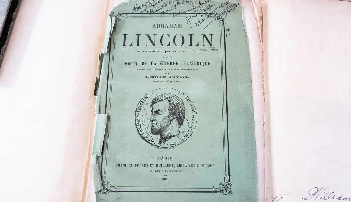 Sebuah buku tentang Abraham Lincoln yang ditulis dalam bahasa Prancis dan diberikan kepada Al Capone saat dia dipenjara di Alcatraz terlihat di Rumah Lelang Witherell, Sacramento, California, Amerika Serikat, 4 Oktober 2021. Sebanyak 174 item peninggalan Al Capone akan dilelang. (Nick Otto/AFP)
