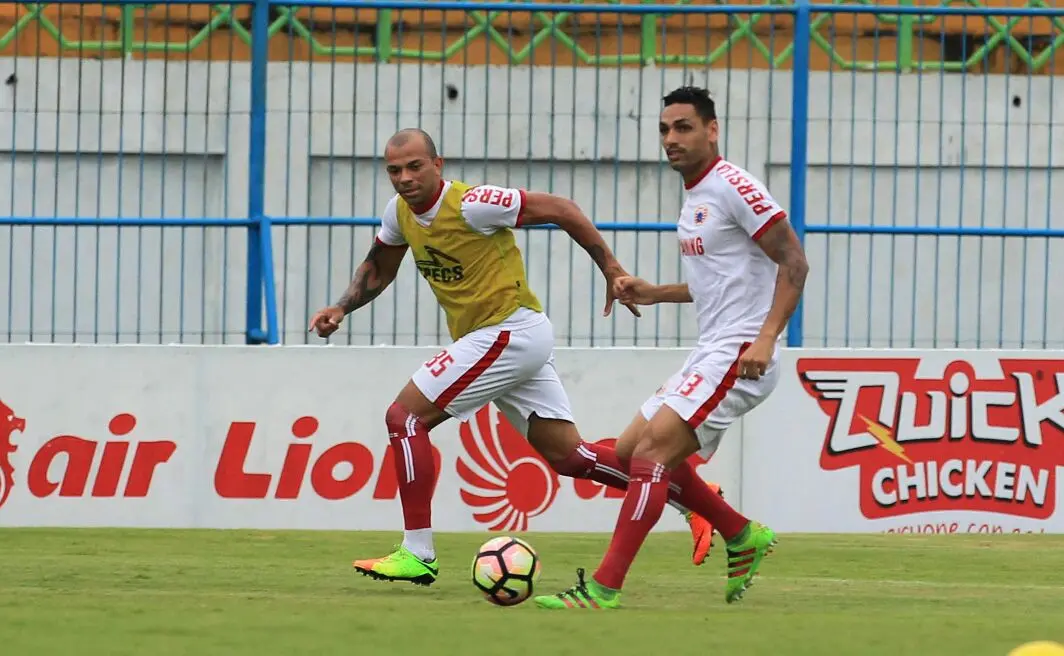 Dua pemain asing Persija Jakarta, Ivan Carlos dan Jaimerson da Silva, melakukan latihan dalam persiapan menghadapi Madura United di Suramadu Cup 2018, Minggu (7/1/2018). (Dok. Persija Jakarta)