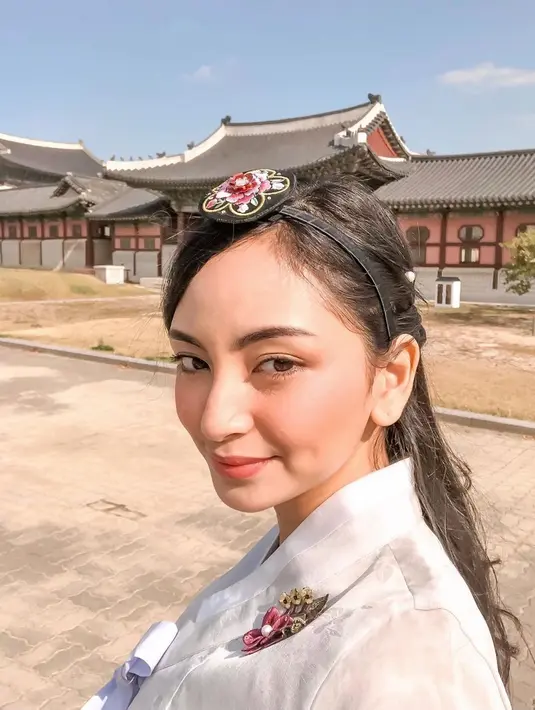 Pemain film Sesat saat berfoto selfie sangat terlihat cantik memesona. Ia tak bisa menyembunyikan paras bahagianya saat berlibur di Korea Selatan. Bangunan-bangunan tua di sana menjadi latar foto yang apik bagi Valerie. (Liputan6.com/IG/@valtifanka)