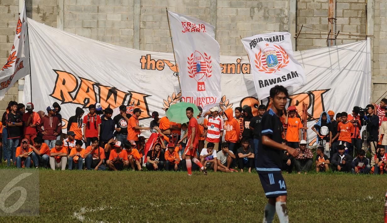 Ratusan suporter Persija memadati pinggir lapangan untuk menyaksikan laga uji coba Persija melawan tim Pra PON DKI Jakarta di NYTC Sawangan, Depok, Sabtu (27/2/2016). Persija unggul 2-0 atas Pra PON DKI Jakarta. (Liputan6.com/Helmi Fithriansyah)