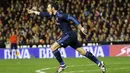 Gelandang Real Madrid, Gareth Bale, merayakan gol yang dicetaknya ke gawang Valencia pada laga La Liga Spanyol.  Gol pesepak bola Wales itu tercipta melalui umpan Toni Kross. (EPA/Juan Carlos Cardenas)