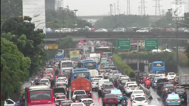 Uji coba perubahan waktu ganjil genap di Jakarta menyebabkan beberapa ruas jalanan menjadi macet.